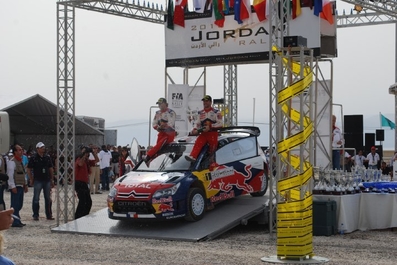 Sébastien Loeb - Daniel Elena
2º Rally de Jordania 2010. Citröen C4 WRC. Clasificado 1º.
Palabras clave: Sébastien_Loeb;Citroen;WRC;Jordania;2010;parque_cerrado;Personajes