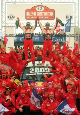 65º Rally de Gran Bretaña 2009
Sebastien Loeb - Daniel Elena celebrando la 1º posiciòn en el rally y la consecuciòn del Campeonato del Mundo de Pilotos 2009.
Citröen C4 WRC.
Palabras clave: Sébastien_Loeb;Personajes;Gran_Bretaña;2009