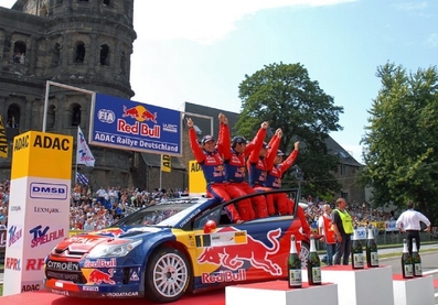 Sébastien Loeb - Daniel Elena
27º Rally de Alemania 2008. Citröen C4 WRC. Clasificado 1º.
Celebrando la victoria sentados y brindando encima del techo del coche,con sus compañeros de Equipo, Daniel Sordo y Marc Marti, clasificados 2º.
Palabras clave: Citroen;WRC;Alemania;2008;Personajes