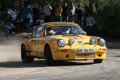 Walter Röhrl 
Pilotando un Porsche Carrera en una competiciòn de clà¡sicos.
Palabras clave: Porsche;Carrera;Walter_Röhrl