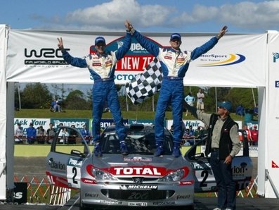 Marcus Grönholm - Timo Rautiainen
32º Rally de Nueva Zelanda 2002. Peugeot 206WRC (2002). Clasificado 1º.
Celebrando la victoria.
Palabras clave: Marcus_Gronholm;Timo_Rautiainen;Peugeot;WRC;Nueva_Zelanda;2002