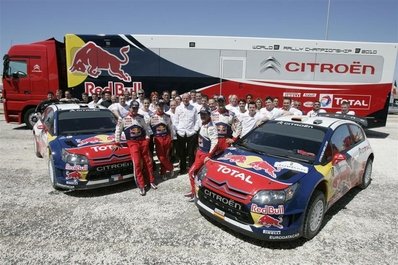 Equipo Citröen Total WRT 2010
Para el 2º Rally de Jordania del 2010.
Pilotos Sébastien Loeb - Daniel Elena,(izquierda de la imagen),y Daniel Sordo - Marc Martà­,(derecha de la imagen). 
2º y 4º clasificados respectivamente.
Palabras clave: Sébastien_Loeb;Daniel_Elena;Daniel_Sordo;Marc_Marti;Citroen;WRC;Jordania;2010;parque_cerrado;personajes