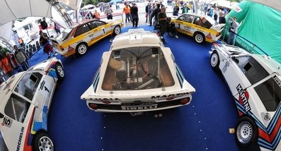 GRUPO B
En el centro el Lancia Rally 037, a la izquierda el Peugeot 205 T16, a la derecha el Lancia Delta S4 y delante de todos ellos, a la izquierda Audi Quattro y a la derecha Audi Sport Quattro S1.
Palabras clave: Grupo_B;Parque_Cerrado