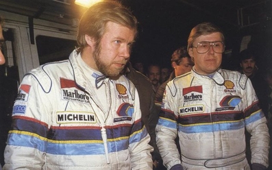 Timo Salonen (con gafas) y Seppo Harjanne (con barba),
Piloto y copiloto Oficiales del Equipo Peugeot Talbot Sport, años 1985 y 1986.
Palabras clave: Timo_Salonen;Seppo_Harjanne;Personajes;Grupo_B;1985