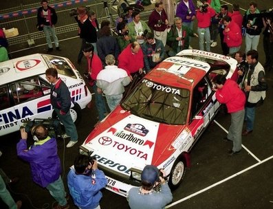 VERIFICACIONES
21º Rally de Nueva Zelanda 1991. 
Toyota Celica GT de Carlos Sainz - Luis Moya Clasificado 1º. 
Al lado también se puede ver el Lancia Delta HF Integrale 16v de Didier Auriol - Bernard Occelli del Equipo Jolly Club/FINA. Clasificado 3º.
Palabras clave: Carlos_Sainz;Luis_Moya;Toyota;Célica;GT;Nueva_Zelanda;1991