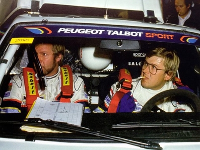 Timo Salonen - Seppo Harjanne
Dentro de su Peugeot 205 Turbo 16 en una de las muchas asistencias que tuvo con el Equipo Peugeot Talbot Sport.
Fà­jense en el detalle de T.Salonen, mientras le arreglan su Peugeot, él dentro del coche, con el cigarro en la boca.........  ;O ........corrà­an tiempos realmente locos locos locos!!!.......
Palabras clave: Timo_Salonen;Seppo_Harjanne;Asistencias;detalles;peugeot;T16