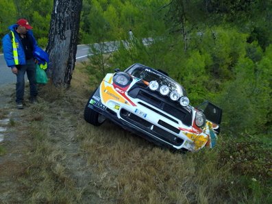 Armindo Araújo - Miguel Ramalho
47º Rally Catalunya-Costa Daurada 2011. Mini John Cooper Works. Retirado por accidente, salida de pista en SS13.
Foto: intentando sacar el Mini para continuar con la prueba, sin éxito.
Palabras clave: ;Miguel_Ramalho;Mini;Cooper;Catalunya;2011;crash