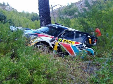 Armindo Araújo - Miguel Ramalho
47º Rally Catalunya-Costa Daurada 2011. Mini John Cooper Works. Retirado por accidente, salida de pista en SS13.
Foto: como quedò el coche después de la salida de pista, y Armindo saliendo del coche.
Palabras clave: ;Miguel_Ramalho;Mini;Cooper;Catalunya;2011;crash