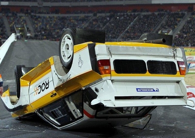 Race of Champions 2010
Del 27 al 28 de Noviembre en el Esprit Arena de Düsseldorf, Alemania.

Audi Sport Quattro S1 E2 pilotado por Michèle Mouton durante una exhibición junto a una periodista que llevaba como copiloto.

Entró en una curva un poquito, sólo un poquito antes de lo que debí­a, lo que produjo dar un toque a uno de los bordillos artificiales que dibujaban el circuito que se había creado. Éste toque, junto a la velocidad que llevaba, hizo que el Audi volcara.
Palabras clave: Michele_Mouton;Crash;Audi;Sport;Quattro;S1;Grupo_B;2010;Crash;Mujeres;Womens