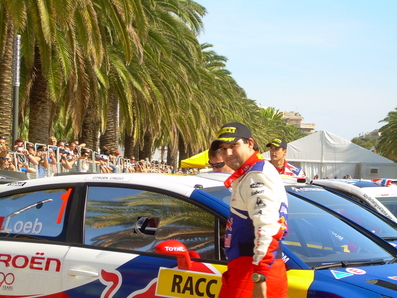 Parque Cerrado Final Rally del 46º Catalunya Costa-Daurada 2010 (Salou)
Citröen C4 WRC de Sébastien Loeb y Daniel Elena. Clasificado 1º.
En la imagen Daniel Elena mirando a cà¡mara, al otro lado del coche Sébastien y al fondo Daniel Sordo.
Parque cerrado de final de Rally, en el paseo marà­timo de Salou.
24-10-2010.
Palabras clave: Sébastien_Loeb;Citroen;WRC;Catalunya;2010;parque_cerrado;Personajes