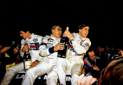 Henri Toivonen - Sergio Cresto
Celebrando la victoria en el 54º Rally Monte-Carlo. 
Lancia Delta S4.
Equipo Martini Lancia.
En el centro se encuentra a Timo Salonen, clasificado 2º a 4m 4s.
Palabras clave: Henri_Toivonen;Sergio_Cresto;Lancia;Delta;S4;Grupo_B;Montecarlo;Personajes;1986;Timo_Salonen