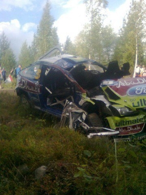 Mikko Hirvonen - Jarmo Lehtinen
60º Rally Finlandia 2010. Ford Focus RS WRC. Retirado por accidente. (Foto:estado en que quedò el coche).
Mikko Hirvonen dijo al respecto: "El coche aterrizò en la carretera, pero se saliò lo justo para que comenzara a rodar tres o cuatro veces. Este ha sido el mayor accidente que he tenido nunca. Tuve una gran sensaciòn con el coche en las dos primeras especiales de este viernes y pensé que esto podrà­a ser un buen fin de semana para nosotros, pero no serà¡ asà­, para nuestra desgracia".
Palabras clave: ;Jarmo_Lehtinen;Ford;Focus;RS;WRC;Finlandia;2010;crash