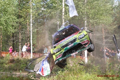 Mikko Hirvonen - Jarmo Lehtinen
60º Rally Finlandia 2010. Ford Focus RS WRC. Retirado por accidente. (Foto)
Mikko Hirvonen dijo al respecto: "El coche aterrizò en la carretera, pero se saliò lo justo para que comenzara a rodar tres o cuatro veces. Este ha sido el mayor accidente que he tenido nunca. Tuve una gran sensaciòn con el coche en las dos primeras especiales de este viernes y pensé que esto podrà­a ser un buen fin de semana para nosotros, pero no serà¡ asà­, para nuestra desgracia".
Palabras clave: ;Jarmo_Lehtinen;Ford;Focus;RS;WRC;Finlandia;2010;crash