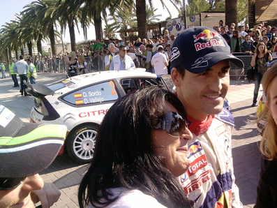 Parque Cerrado Final Rally del 46º Rally Catalunya Costa-Daurada 2010 (Salou)
Paseo marà­timo de Salou.
La gorra que se ve a la izquierda de la imagen es mi sobrino, la chica con gafas de sol es una amiga, la melena rubia que hay en la parte derecha es la hija de un buen amigo.
Palabras clave: ;Personajes;2010;Catalunya