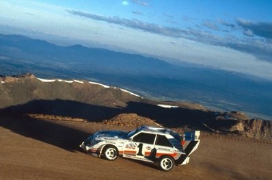 AUDI SPORT QUATTRO S1 E2 EN PIKES PEAK 1987
Pilotado por Walter Röhrl.
Walter Röhrl, con el Audi Sport Quattro S1 E2 "Pikes Peak", hizo un tiempo de 10' 47" 85'" consiguiendo con ello la 1ª posición ese año y de paso el récord tanto de la subida, como para coches de motor delantero.
Decir que Walter se bajó del coche cabreado consigo mismo, ya que, según él, había cometido tres pequeños fallos de conducción.

Walter fue el primer piloto en rebasar la mí­tica barrera de los 11', conduciendo en algunos tramos a una media de 196 km/h.
Record aún vigente actualmente para motores delanteros y dejando al primer Peugeot 205 de Ari Vatanen a 15".
Sencillamente... ESPECTACULAR !!!

(En esa época no habia ningún tramo de asfalto durante la subida, toda la subida era en piso de grava).
@
Palabras clave: Audi;Grupo_B;Quattro;Walter_Röhrl;Pikes_Peak;Sport;S1;1987