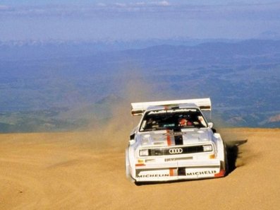 AUDI SPORT QUATTRO S1 E2 "PIKES PEAK" 1987
Pilotado por Walter Röhrl.
Walter Röhrl, con el Audi Sport Quattro S1 E2 "Pikes Peak", hizo un tiempo de 10' 47" 85'" consiguiendo con ello la 1ª posición ese año y de paso el récord tanto de la subida, como para coches de motor delantero.
Decir que Walter se bajó del coche cabreado consigo mismo, ya que, según él, había cometido tres pequeños fallos de conducción.

Walter fue el primer piloto en rebasar la mí­tica barrera de los 11', conduciendo en algunos tramos a una media de 196 km/h.
Record aún vigente actualmente para motores delanteros y dejando al primer Peugeot 205 de Ari Vatanen a 15".
Sencillamente... ESPECTACULAR !!!

(En esa época no habia ningún tramo de asfalto durante la subida, toda la subida era en piso de grava).
@
Palabras clave: Audi;Grupo_B;Quattro;Sport;S1;Walter_Röhrl;Pikes_Peak;1987