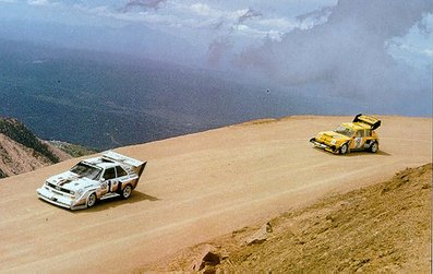 Subida Pikes Peak 1987
Ari Vatanen, Peugeot 205 Turbo 16, con unos 550cv, apéndices aerodinámicos, un segundo alerón trasero sobre-elevado y un alerón delantero adelantado.

Walter Röhrl, con el Audi Sport Quattro S1 E2 "Pikes Peak", hizo un tiempo de 10' 47" 85'" consiguiendo con ello la 1ª posición ese año y de paso el récord tanto de la subida, como para coches de motor delantero.
Decir que Walter se bajó del coche cabreado consigo mismo, ya que, según él, había cometido tres pequeños fallos de conducción.

Walter fue el primer piloto en rebasar la mí­tica barrera de los 11', conduciendo en algunos tramos a una media de 196 km/h.
Record aún vigente actualmente para motores delanteros y dejando al primer Peugeot 205 de Ari Vatanen a 15".
Sencillamente... ESPECTACULAR !!!

(En esa época no habia ningún tramo de asfalto durante la subida, toda la subida era en piso de grava).

Al año siguiente, 1988, Ari Vatanen con el Peugeot 405 Turbo 16 GR "Pikes Peak" consiguió superar el tiempo establecido el año anterior por Walter Röhrl por 63 décimas, 10' 47" 22'"
@
Palabras clave: Ari_Vatanen;Pikes_Peak;peugeot;T16;Grupo_B;1987