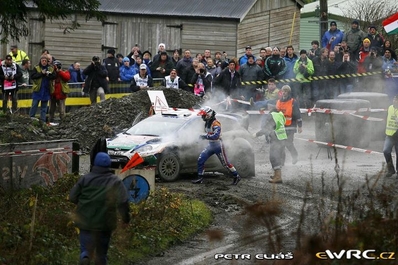 Mikko Hirvonen - Jarmo Lehtinen
67º Rally de Gales GB 2011. Ford Fiesta RS WRC. Al salirse de la pista tocaba contra una piedra y dañaba el puente trasero prà¡cticamente arrancando una rueda,(TC7). Ademà¡s de dar un trompo y dar un toque delante dañando el radiador.
En la foto el momento en que perdà­a cualquier opciòn a ganar el Campeonato del Mundo de Pilotos y abandonaba, por los daños.@
Palabras clave: ;Jarmo_Lehtinen;Ford;Fiesta;RS;WRC;Gran_Bretaña;Gales;2011;crash
