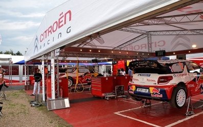 Equipo Equipo Ford Abu Dhabi World Rally Team en el 29º Rallye Alemania 2011 en el 29º Rallye Alemania 2011
Citröen DS3 WRC
En primer plano el coche de Sébastien Ogier - Julien Ingrassia. Clasificado 1º. Al fondo el de Sébastien Loeb - Daniel Elena. Clasificado 2º.
Palabras clave: Sébastien_Ogier;Julien_Ingrassia;Loeb;Citroen;DS3;WRC;Parque_cerrado;Alemania;2011
