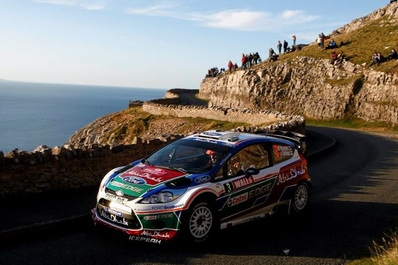 Mikko Hirvonen - Jarmo Lehtinen
67º Rally de Gales GB 2011. Ford Fiesta RS WRC. Al salirse de la pista tocaba contra una piedra y dañaba el puente trasero prà¡cticamente arrancando una rueda,(TC7).@
Palabras clave: ;Jarmo_Lehtinen;Ford;Fiesta;RS;WRC;Gran_Bretaña;Gales;2011