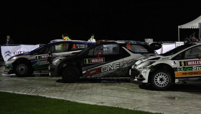 Parque cerrado del 67º Rally de Gales GB 2011
Coches de: 
Núm 4 de Jari-Matti Latvala - Miikka Anttila Clasificado 1º.
Núm 8 de Kimi Raikkonen - Kaj Lindstrom ret. por mecà¡nica.
Núm 6 de Mads Ostberg - Jonas Andersson Clasificado 2º.
Palabras clave: ;Gran_Bretaña;Gales;2011;parque_cerrado;Citroen;DS3;WRC