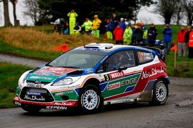 Mikko Hirvonen - Jarmo Lehtinen
67º Rally de Gales GB 2011. Ford Fiesta RS WRC. Al salirse de la pista tocaba contra una piedra y dañaba el puente trasero prà¡cticamente arrancando una rueda,(TC7).@
Palabras clave: Mikko_Hirvonen;Jarmo_Lehtinen;Ford;Fiesta;RS;WRC;Gran_Bretaña;Gales;2011