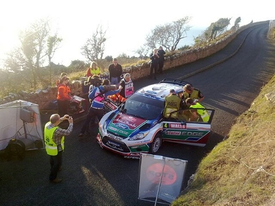 Mikko Hirvonen - Jarmo Lehtinen
67º Rally de Gales GB 2011. Ford Fiesta RS WRC. Al salirse de la pista tocaba contra una piedra y dañaba el puente trasero prà¡cticamente arrancando una rueda,(TC7).@
Palabras clave: ;Jarmo_Lehtinen;Ford;Fiesta;RS;WRC;Gran_Bretaña;Gales;2011
