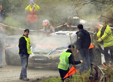 Mikko Hirvonen - Jarmo Lehtinen
67º Rally de Gales GB 2011. Ford Fiesta RS WRC. Al salirse de la pista tocaba contra una piedra y dañaba el puente trasero prà¡cticamente arrancando una rueda,(TC7).
(En la foto pocos instantes después de la salida de pista).@
Palabras clave: ;Jarmo_Lehtinen;Ford;Fiesta;RS;WRC;Gran_Bretaña;Gales;2011;crash