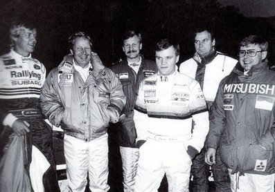 Ari Vatanen, Hannu Mikkola, Juha Kankkunen, Tommi Mäkinen, Markku Alén y Timo Salonen.
.............................KINGS OF KINGS!!!!.............................
                  (De izquierda a derecha de la foto).
Palabras clave: Ari_Vatanen;Hannu_Olavi_Mikkola;Juha_Kankkunen;Tommi_Mäkinen;Markku_Alen;Timo_Salonen;personajes