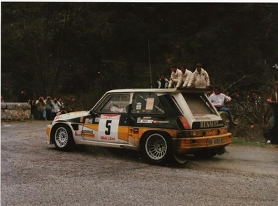 Carlos Sainz Cenamor - Antonio Boto
7º Rally Garrigues 1986 (Francia). No logrò acabar el Rally.
Los pilotos podà­an sumar puntos en las pruebas internacionales de mà¡s alto coeficiente aunque se disputasen en el extranjero.
SUBCAMPEà“N de España de Pilotos de Rallyes (Renault 5 Maxi Turbo Gr.B.).Piloto Oficial de Renault España.
Palabras clave: ;Grupo_B;Renault;Maxi_turbo;Turbo;Garrigues;Francia;1986