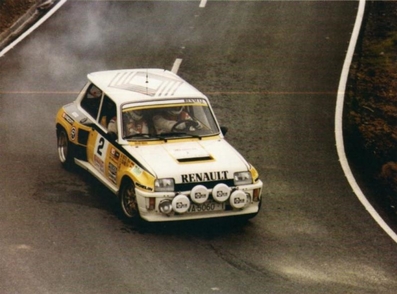 Carlos Sainz Cenamor - Antonio Boto
Rally Vasco-Navarro 1985.

SUBCAMPEÓN de España de Pilotos de Rallyes 
Renault R5 Tour de Corse Gr.B

Piloto Oficial de Renault España.
Palabras clave: ;Renault;Turbo;Vasco_Navarro;1985;Grupo_B