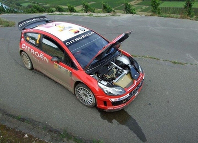 Dani Sordo - Marc Martà­
26º Rally de Alemania 2007. Citröen C4 WRC. Retirado por mecà¡nica.
En la imagen se puede ver las pérdidas del refrigerante, minutos después de abandonar el rally.
Palabras clave: ;Citroen;WRC;Alemania;2007