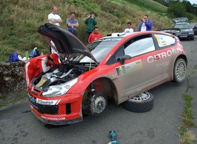 Dani Sordo - Marc Martà­
26º Rally de Alemania 2007. Citröen C4 WRC. Retirado por mecà¡nica.
En la imagen intentando solucionar el problema.
Palabras clave: ;Citroen;WRC;Alemania;2007