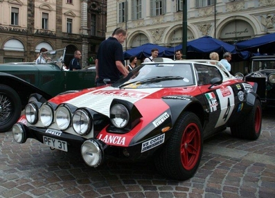 Lancia Stratos HF
Con el que compitieron Markku Alén - Ilkka Kivimakien en el 20º Rally San Remo de 1978. Clasificados 1º.

(Imagen actual, en una concentración de coches de época). 
Palabras clave: Markku_Alen;Lancia;Stratos;Sanremo