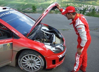 Dani Sordo - Marc Martà­
26º Rally de Alemania 2007. Citröen C4 WRC. Retirado por mecà¡nica.
En la imagen se puede ver a Dani instantes después de parar para intentar solucionar el problema sin éxito..
Palabras clave: ;Citroen;WRC;Alemania;2007;Personajes