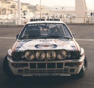 LANCIA DELTA HF INTEGRALE (5 veces Campeòn del Mundo de Rallys). 
La última evoluciòn del gran Lancia Delta. 
Este coche era el de Juha Kankkunen y Juha Piironen. Con él compitieron en el Rally de Monte-Carlo de 1992, (3º).
Fue la última apariciòn de este fantà¡stico coche de Rallys en Monte-Carlo con los colores de Martini.
Palabras clave: Juha_Kankkunen;Juha_Piironen;Lancia;Delta;HF;Integrale;detalles;Montecarlo;1992