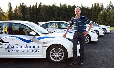 Juha Kankkunen
Junto a los coches de su escuela de conduccion en Kuusamo (Finlandia)

