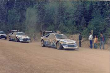 Subida a Pikes Peak 1988
El Peugeot 405 T16 GR conducido por Ari Vatanen logró batir el tiempo establecido por Walter Röhrl en 1987 con su Audi Sport Quattro S1 E2 (10:47,85) por escasas décimas, consiguiendo un récord de 10:47,22.

Contaba con tracción integral y su motor 2.0 Turbo ofrecí­a una excelente relación potencia/peso de unos 590 CV por tonelada.

Se construyeron dos unidades para este Pikes Peak y como mí­nimo 2 mas para el Parí­s Dakar, con las que el finlandés logró adjudicarse sendas victorias.
@
Palabras clave: peugeot_t16;Grupo_B;Pikes_Peak;1988