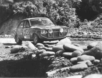 Doug Harris - Michael Butler
Daily Mirror London-Mexico World Cup Rally 1970. Ford Escort GT 1300. Clasificado 23º.

Del 19 de Abril al 27 de Mayo, Londres - Mexico.
Superficie: tierra - asfalto.

ITINERARIO:
Reino Unido, Francia, Alemania Occidental, Austria, Hungría, Yugoslavia, Bulgaria, regreso a Yugoslavia, Italia, Sur de Francia, España, Portugal.
REINICIO:
Brasil, Uruguay, Argentina, Chile, regreso a Argentina, Bolivia, Perú, Ecuador, Colombia, Panamá, Costa Rica, Nicaragua, Honduras, El Salvador, Guatemala y México.

La prueba constaba de 29 tramos especiales con un total de 25.750.00 km incluyendo los tramos de enlace.

Tomaron la salida 96 equipos, finalizaron 26.
@
Palabras clave: ;Michael_Butler;Londres-Mexico;Ford;Escort;1970