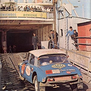 Guy Verrier - Francis Murac
Daily Mirror London-Mexico World Cup Rally 1970. Citröen DS 21. Abandonó en la ruta de los Incas, desconocemos el motivo.

La foto es del embarque en Colonia para ir a Buenos Aires.

Del 19 de Abril al 27 de Mayo, Londres - Mexico.
Superficie: tierra - asfalto.

ITINERARIO:
Reino Unido, Francia, Alemania Occidental, Austria, Hungría, Yugoslavia, Bulgaria, regreso a Yugoslavia, Italia, Sur de Francia, España, Portugal.
REINICIO:
Brasil, Uruguay, Argentina, Chile, regreso a Argentina, Bolivia, Perú, Ecuador, Colombia, Panamá, Costa Rica, Nicaragua, Honduras, El Salvador, Guatemala y México.

La prueba constaba de 29 tramos especiales con un total de 25.750.00 km incluyendo los tramos de enlace.

Tomaron la salida 96 equipos, finalizaron 26.
@
Palabras clave: Londres-Mexico;Citroen;DS21;1970