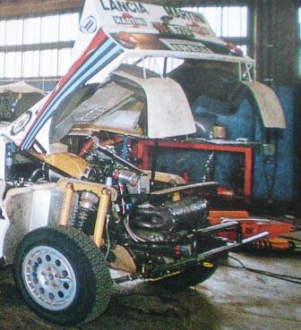 Asistencia del Equipo Martini Lancia en el 32º Marlboro Safari Rally 1984
En uno de los 2 Lancia Rally 037 que competían Oficialmente.

El de Markku Alén - Ilkka Kivimäki, clasificado 4º ó el de Vic Preston Jr - John Lyall, clasificado 6º.

Foto de Dario Talmelli, mecánico del Equipo Martini Lancia.

Del 19 al 23 de Abril, Nairobi, Kenya, África.
Superficie: tierra.

El Rally tenia 5.254 km con 105 controles horarios.

Tomaron la salida 76 equipos, finalizaron 25.

© Dario Talmelli
@
Palabras clave: Lancia;Rally;Grupo_B;Safari;1984;Asistencias