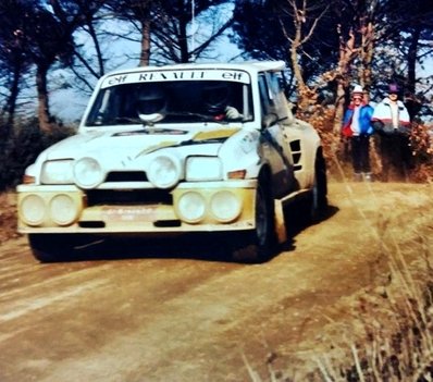 Carlos Sainz Cenamor - Antonio Boto
34º Rally Costa Brava 1986. Renault 5 Maxiturbo (2-M-4747-P). Clasificado 2º.
Foto en el tramo: Lloret Verd.

Del 21 al 23 de Febrero, Lloret de Mar, Girona, Catalunya, España.
Superficie: asfalto - tierra.

El Rally tenia un total de 1293.91 Km de los que 557.07 Km divididos en 29 tramos eran especiales.

Se inscribieron 110 equipos, tomaron la salida 94, finalizaron 30.@

Palabras clave: Carlos_Sainz;Antonio_Boto;Renault;Maxiturbo;grupo_B;Costa_Brava;1986