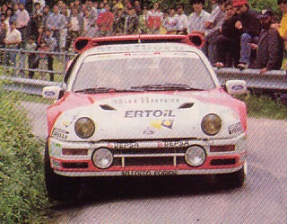 Antonio Zanini Sans - Josep Autet
10° Rally Villa de Llanes 1986. Ford RS 200 (2M 5557 P).
Marlboro Rally Team

Después de ir todo el rally peleando con Sainz (Renault 5 Maxiturbo / VA-4650-M) por la victoria, cuando quedaban dos tramos para el final y con la segunda plaza asegurada, apareció la lluvia en el tramo del Fito... Todos montaron ruedas de seco.

En la bajada del tramo se sale de la carretera Carlos Sainz, apareciendo poco después Antonio Zanini, que también se sale en la misma curva golpeando el Maxiturbo de Carlos.
Salvador Servià (Lancia Rally 037 / 2M 5511 P) consigue pasar por los pelos y por las indicaciones de Carlos Sainz para que aminorara la velocidad. Después de más de cuatro minutos, Antonio Zanini logra devolver el Ford, (que estaba apoyado al Maxiturbo de Carlos), a la carretera y continuar en carrera, quedando en 4ª posición final del Rally.

El 1 de Junio, Llanes, Asturias, España.
Superficie: asfalto.

Tomaron la salida 52 equipos, finalizaron 35.
@

Palabras clave: Villa_Llanes;Ford;RS200;1986;Grupo_B