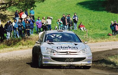 Marcus Grönholm - Timo Rautiainen
36º Rallye Catalunya - Costa Brava - Rallye de España 2000. Peugeot 206 WRC (206 MVB 75). Clasificado 5º.

Del 30 de Marzo al 2 de Abril, Lloret de Mar, Girona, Catalunya, España.
Superficie: asfalto.

El Rally tenia un total de 1874.7 km de los que 383.09 km divididos en 15 tramos eran especiales.

Se inscribieron 95 equipos, tomaron la salida 91, finalizaron 55.

© Petr Fitz
@@
Palabras clave: Peugeot;WRC;Catalunya;Costa_Brava;España;Spain;2000