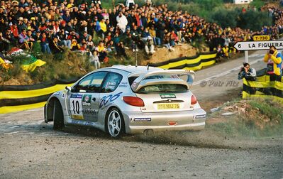 Gilles Panizzi - Hervé Panizzi
36º Rallye Catalunya - Costa Brava - Rallye de España 2000. Peugeot 206 WRC (206 NAJ 75). Clasificado 6º.

Del 30 de Marzo al 2 de Abril, Lloret de Mar, Girona, Catalunya, España.
Superficie: asfalto.

El Rally tenia un total de 1874.7 km de los que 383.09 km divididos en 15 tramos eran especiales.

Se inscribieron 95 equipos, tomaron la salida 91, finalizaron 55.

© Petr Fitz
@@
Palabras clave: Peugeot;WRC;Catalunya;Costa_Brava;España;Spain;2000