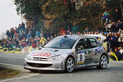 François Delecour - Daniel Grataloup
36º Rallye Catalunya - Costa Brava - Rallye de España 2000. Peugeot 206 WRC (206 MWL 75). Clasificado 7º.

Del 30 de Marzo al 2 de Abril, Lloret de Mar, Girona, Catalunya, España.
Superficie: asfalto.

El Rally tenia un total de 1874.7 km de los que 383.09 km divididos en 15 tramos eran especiales.

Se inscribieron 95 equipos, tomaron la salida 91, finalizaron 55.

© Petr Fitz
@@
Palabras clave: Peugeot;WRC;Catalunya;Costa_Brava;España;Spain;2000