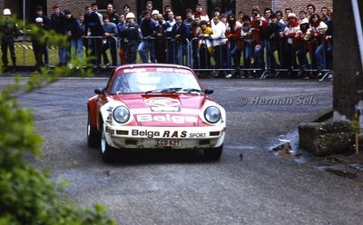 Robert Droogmans - Ronny Joosten
13º Lotto Haspengouwrally 1984. Porsche 911 SC RS (CCD 621). Clasificado 1º.

Del 1 al 3 de Junio, Landen, Belgica.
Superficie: asfalto - tierra.

La prueba constaba de 394.49 km divididos en 3 etapas y 34 tramos especiales.

Tomaron la salida 90 eqquipos, finalizaron 41.

© Herman Sels
@
Palabras clave: Haspengouwrally;Porsche;Grupo_B;1984