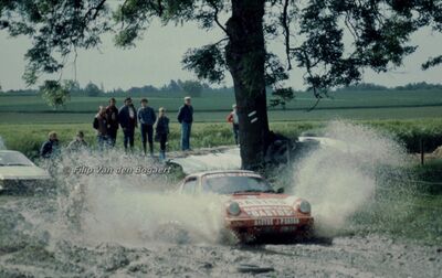 Patrick Snijers - Dany Colebunders
13º Lotto Haspengouwrally 1984. Porsche 911 SC RS (UL 212). Abandonó por motor y posterior incendio del mismo en SS21 Gingelom de 11.69 km.

Del 1 al 3 de Junio, Landen, Belgica.
Superficie: asfalto - tierra.

La prueba constaba de 394.49 km divididos en 3 etapas y 34 tramos especiales.

Tomaron la salida 90 eqquipos, finalizaron 41.

© Filip Van den Bogaert
@
Palabras clave: Haspengouwrally;Porsche;Grupo_B;1984