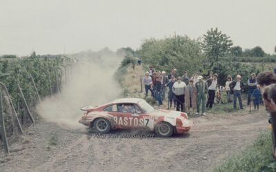 Patrick Snijers - Dany Colebunders
13º Lotto Haspengouwrally 1984. Porsche 911 SC RS (UL 212). Abandonó por motor y posterior incendio del mismo en SS21 Gingelom de 11.69 km.

Del 1 al 3 de Junio, Landen, Belgica.
Superficie: asfalto - tierra.

La prueba constaba de 394.49 km divididos en 3 etapas y 34 tramos especiales.

Tomaron la salida 90 eqquipos, finalizaron 41.

© Filip Van den Bogaert
@
Palabras clave: Haspengouwrally;Porsche;Grupo_B;1984
