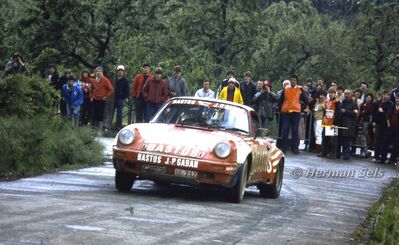 Patrick Snijers - Dany Colebunders
13º Lotto Haspengouwrally 1984. Porsche 911 SC RS (UL 212). Abandonó por motor y posterior incendio del mismo en SS21 Gingelom de 11.69 km.

Del 1 al 3 de Junio, Landen, Belgica.
Superficie: asfalto - tierra.

La prueba constaba de 394.49 km divididos en 3 etapas y 34 tramos especiales.

Tomaron la salida 90 eqquipos, finalizaron 41.

© Herman Sels
@
Palabras clave: Haspengouwrally;Porsche;Grupo_B;1984